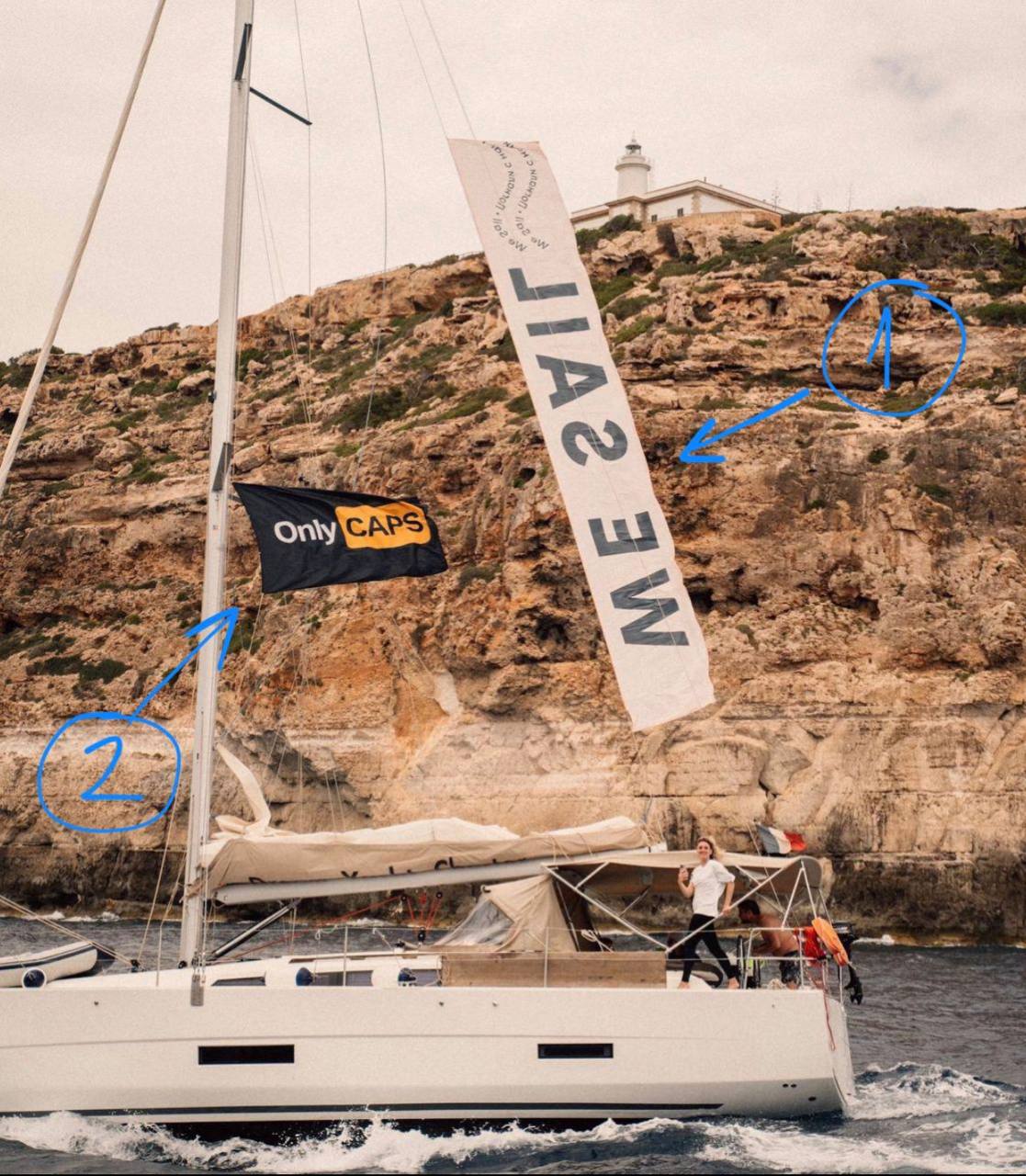Флаги Wesail на яхте: большой WE SAIL на ахтерштаге и маленький на краспице